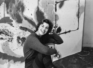 Frankenthaler in her Third Avenue studio with Alassio (1960, in progress), New York, 1960. Helen Frankenthaler Foundation Archives, New York.
