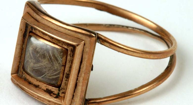 Unidentified maker, Mourning ring containing lock of Alexander Hamilton’s hair presented to Nathaniel Pendleton by Elizabeth Hamilton, 1805. Gold, hair.