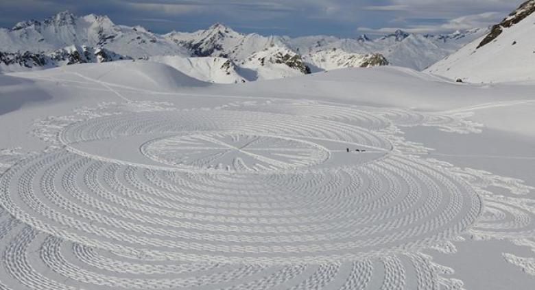 footprints in the snow make a geometric pattern by artist Simon Beck
