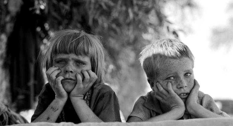 Dorothea Lange, Children of Oklahoma drought refugee in migratory camp in California, 1936