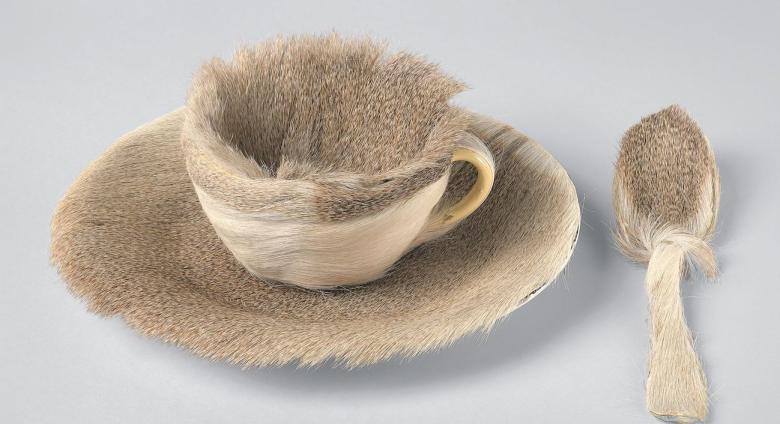 Meret Oppenheim. Object (Objet). 1936. Fur-covered cup, saucer, and spoon. Cup 4 3/8″ (10.9 cm) in diameter; saucer 9 3/8″ (23.7 cm) in diameter; spoon 8″ (20.2 cm) long, overall height 2 7/8″ (7.3 cm).