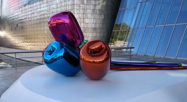Tulips sculpture by Jeff Koons in the Bilbao Guggenheim Museum. License.