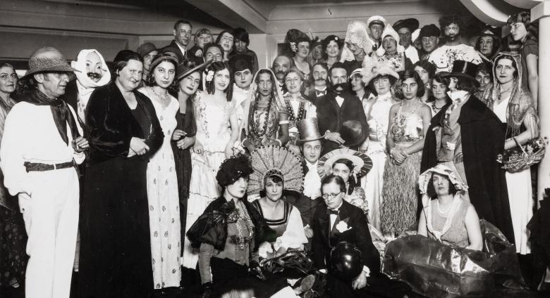 Marc Vaux (1895-1971), Bal costumé pour les 30 ans de la Galerie B. Weill (Berthe Weill assise au centre, en smoking), 13 décembre 1931. Collection Marianne Le Morvan, don de Jeanine Warnod