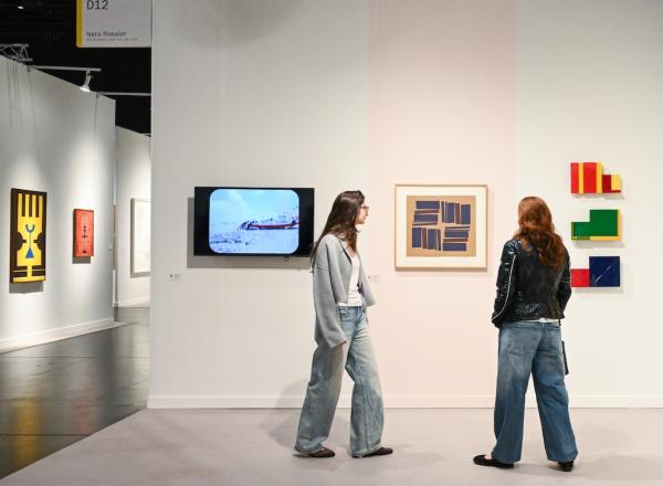Nara_Roesler, Frieze New York, 2026. Photo: Casey Kelbaugh/CKA. Courtesy Frieze. 