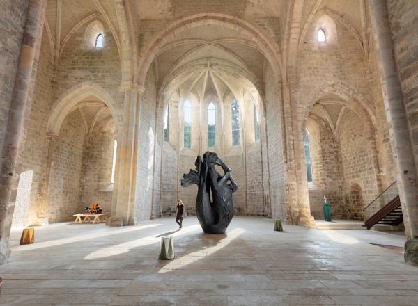 Installation view of Le Cœur qui déborde, carte blanche à Johan Creten at the Abbaye de Beaulieu-en-Rouergue, Ginals, France. 