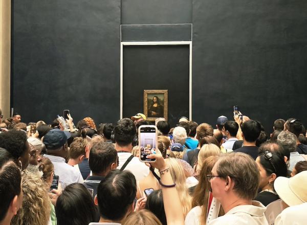 Crowds in front of the Mona Lisa in the Louvre in Paris