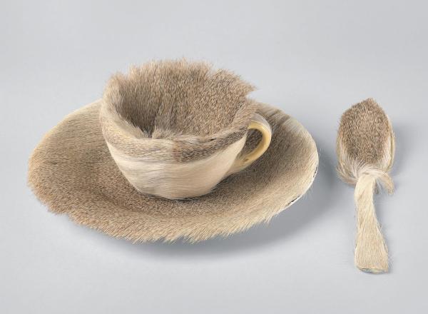 Meret Oppenheim. Object (Objet). 1936. Fur-covered cup, saucer, and spoon. Cup 4 3/8″ (10.9 cm) in diameter; saucer 9 3/8″ (23.7 cm) in diameter; spoon 8″ (20.2 cm) long, overall height 2 7/8″ (7.3 cm).