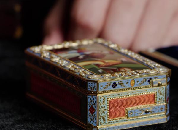 Magic Decorative Snuff Box Exterior