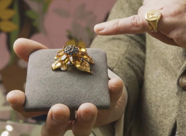 An expert shows a piece of jewelry