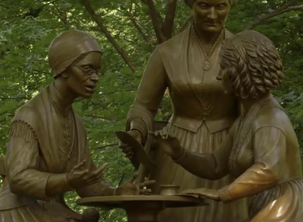 Sculpture of Suffragettes 