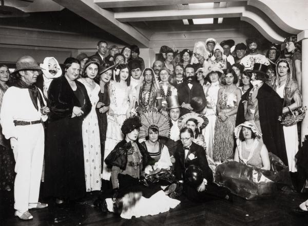 Marc Vaux (1895-1971), Bal costumé pour les 30 ans de la Galerie B. Weill (Berthe Weill assise au centre, en smoking), 13 décembre 1931. Collection Marianne Le Morvan, don de Jeanine Warnod
