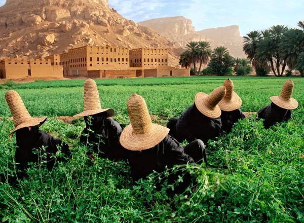 Steve McCurry, Wadi Hadramaut, Yemen, 1999.