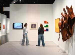 Nara_Roesler, Frieze New York, 2026. Photo: Casey Kelbaugh/CKA. Courtesy Frieze.