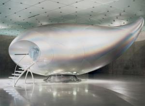 Mariko Mori, Wave UFO, 1999-2002, Brainwave interface, vision dome, projector, computer system, fiberglass, Technogel, acrylic, carbon fiber, aluminum, and magnesium, 528 x 1134 x 493 cm. Installation view: Mariko Mori: Wave UFO, Kunsthaus Bregenz, Austria, 2003.