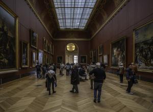 Visitors in the Louvre Museum. WikiCommons.