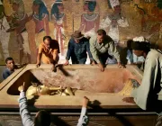 Zawi Hawass, the Egyptian head of the high council for antiquities, supervises the removal of the mummy of Tutankhamun in Luxor in 2007. 