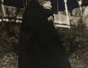 O'Keeffe and Stieglitz embracing under a tree  