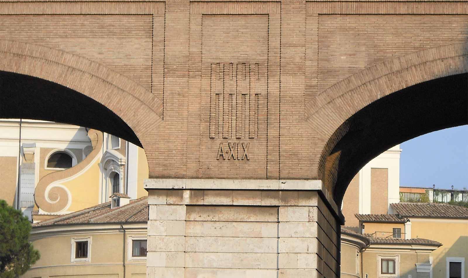 Year 19 in Roman numerals (Anno XIX) below the image of fasces in brick.