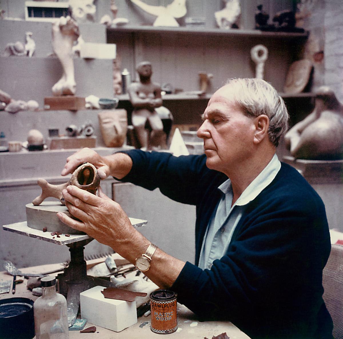 Henry Moore at work in his maquette studio, about 1982. Henry Moore Archive, Perry Green, England.