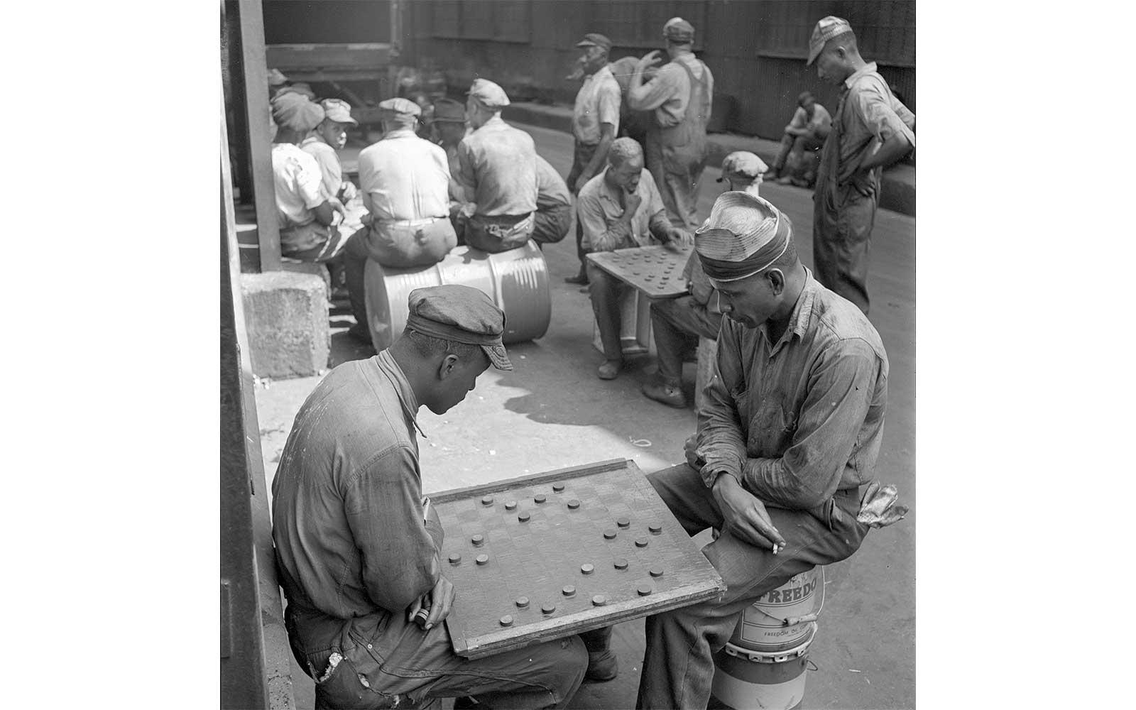 Gordon Parks, Grease makers playing checkers during lunch time, September 1946.