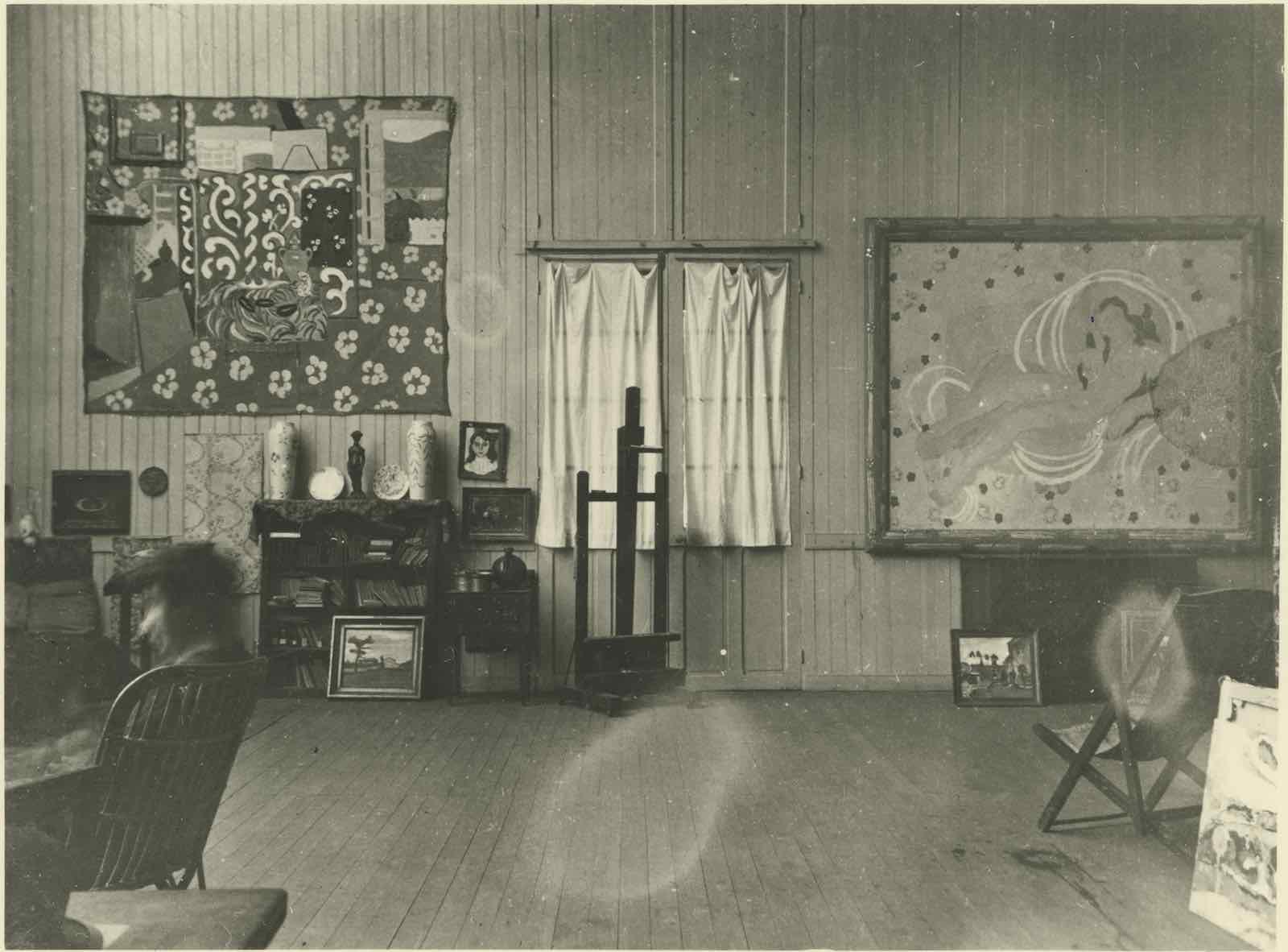 Photograph of the interior of Matisse’s studio in Issy-les-Moulineaux. October/November 1911.