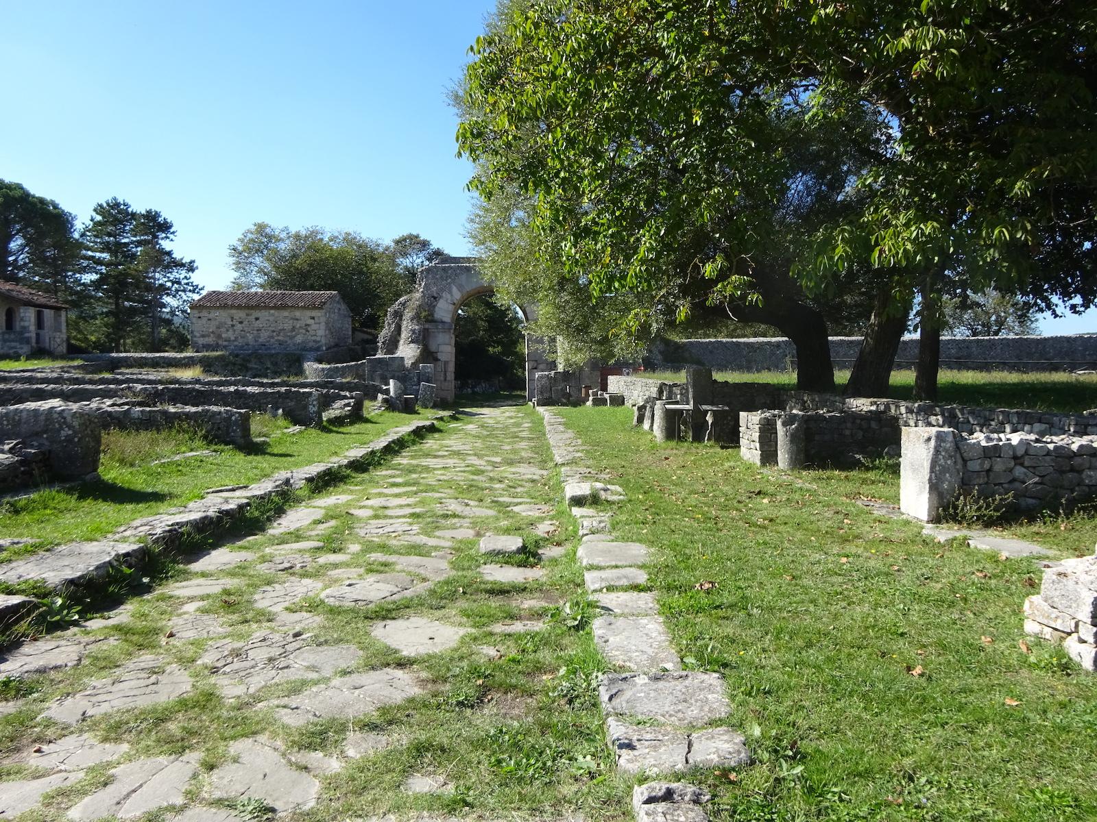 another view of a street in Saepinum.