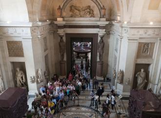 Crowds in the Vatican Museum. License.