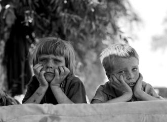 Dorothea Lange, Children of Oklahoma drought refugee in migratory camp in California, 1936