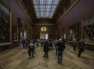 Visitors in the Louvre Museum. WikiCommons.