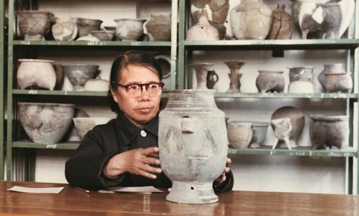 Zheng Zhenxiang with Shang Dynasty pottery. Courtesy of Zheng Zhenxiang