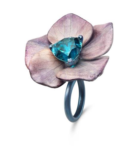 Side View of Alla Shay’s Eternal Flower Ring, 2018.