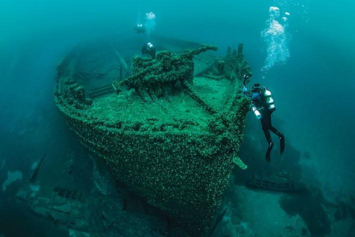 A diver explores the wreck of the New Orleans (2) 10 miles off the coast of Thunder Bay, 150 feet deep.
