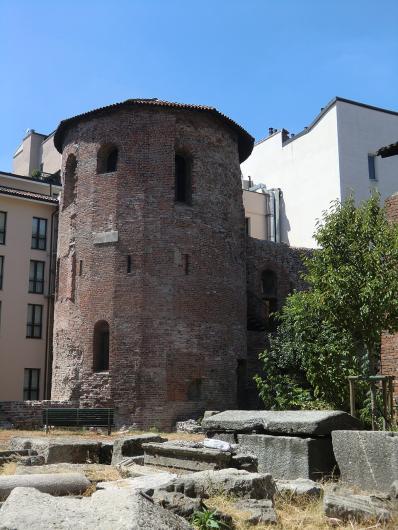 Ruins of the Roman walls outside of the Milan Archaeological Museum. Credit: Wikimedia Commons